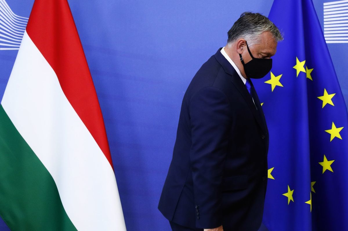 2020年9月24日，匈牙利總理奧班（Viktor Orban）在與歐盟委員會主席馮德萊恩（Ursula von der Leyen）會晤前走過歐盟旗幟。 （FRANCOIS LENOIR / POOL/AFP via Getty Images）