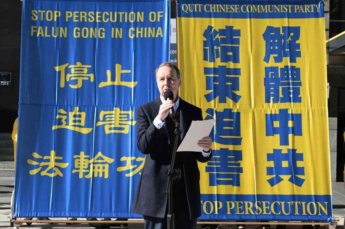 2025年7月19日,紐西蘭部份法輪功學員齊聚奧克蘭市中心伊利沙伯廣場,舉行反迫害26周年集會,並在皇后街進行了聲勢浩大的「解體中共、結束迫害」的遊行活動。圖為人權律師Kerry Gore 在集會上呼籲制止迫害。(趙凱/大紀元)