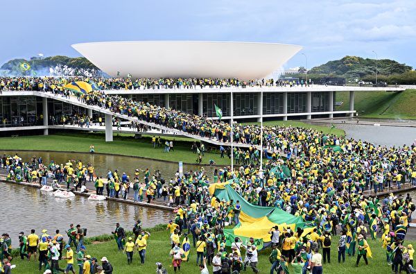 2023年1月8日，巴西前總統博爾索納羅的支持者巴西利亞的Esplanada dos Ministerios舉行示威，抗議去年10月的總統大選結果。（Evaristo Sa/AFP via Getty Images）