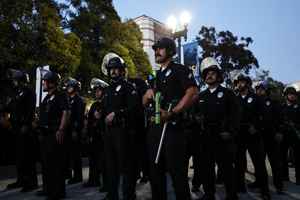 美國校園衝突｜警方聚集加州大學 與示威者對峙