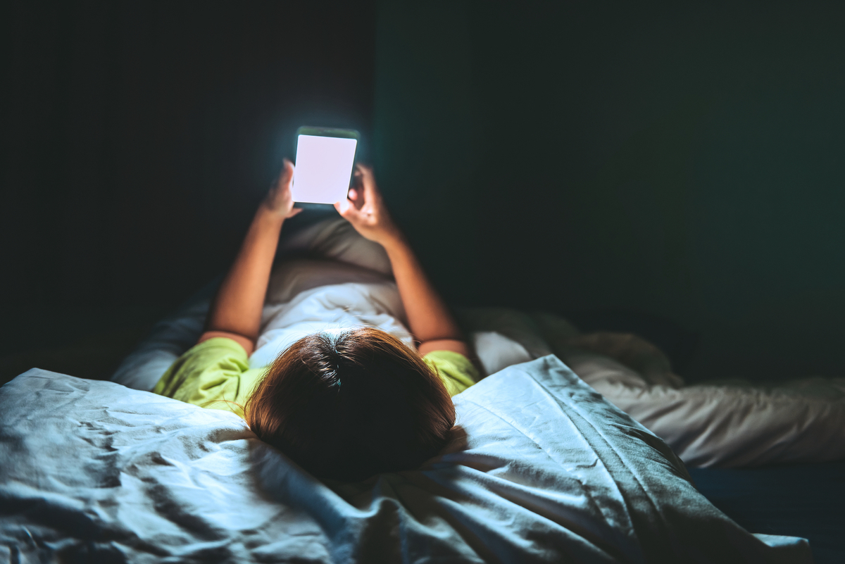 各種電子產品會發出藍光從而影響睡眠。（ShutterStock）