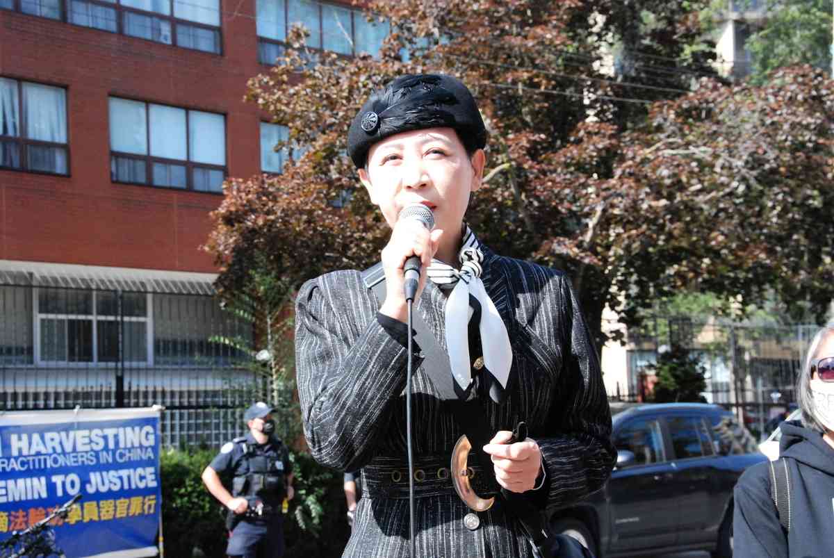 10月1日，民陣全球副主席盛雪在中領館前譴責中共獨裁暴政。（伊鈴／大紀元）