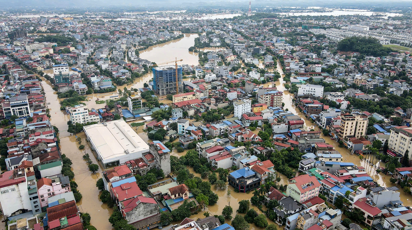 2025年10月8日,受颱風「麥德姆」(Matmo)的外圍環流影響,越南太原市(Thai Nguyen city)出現大範圍降雨,大片居民區被洪水圍困。(STR/AFP via Getty Images)
