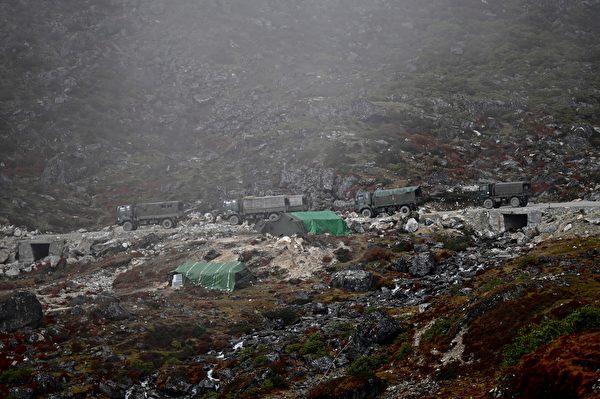 2021年10月21日,印度阿魯納恰爾邦(Arunachal Pradesh),中印邊境再度爆發衝突,印度的軍用卡車車隊駛向達旺鎮(Tawang)。(MONEY SHARMA/AFP via Getty Images)