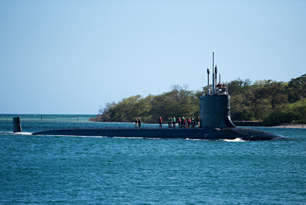 2018年7月6日，美軍的維珍尼亞級攻擊潛艇夏威夷號（SSN 776）駛入夏威夷珍珠港。（美國海軍）