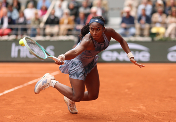 2025年6月7日,法網女單決賽上,21歲美國好手嘉奧芙(Coco Gauff)在先失一盤情況下,強勢連扳兩盤,以6:7(5)/6:2/6:4逆轉世界第一、27歲白羅斯名將莎巴蘭卡(Aryna Sabalenka)首奪法網女單冠軍。圖為嘉奧芙比賽中擊球瞬間。(Julian Finney/Getty Images)