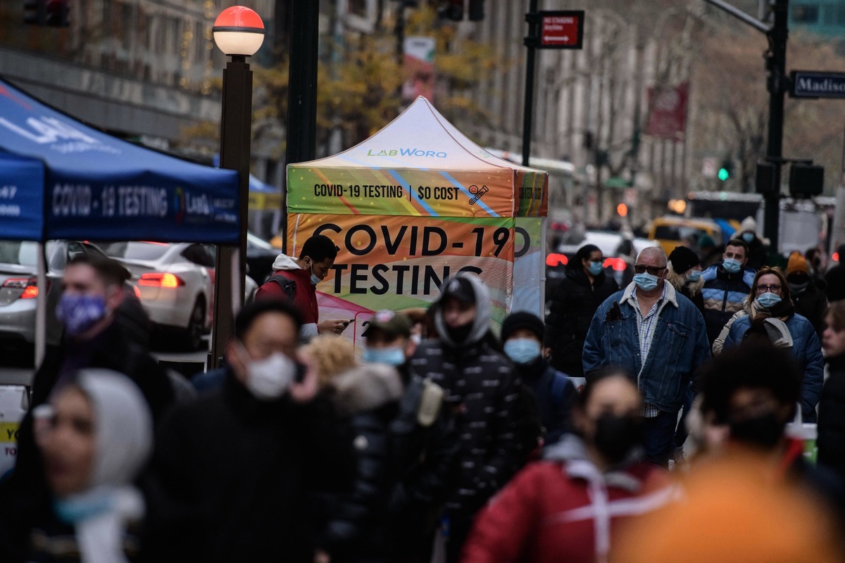 由Omicron變種病毒引發的新一波疫情升溫，紐約市民到檢測點進行COVID檢測。（Ed Jones/AFP via Getty Images）