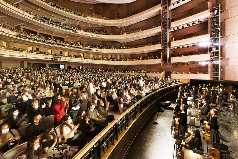 2022年4月10日下午，神韻環球藝術團在多倫多四季表演藝術中心進行的第10場演出，門票售罄，一票難求。（艾文／大紀元）