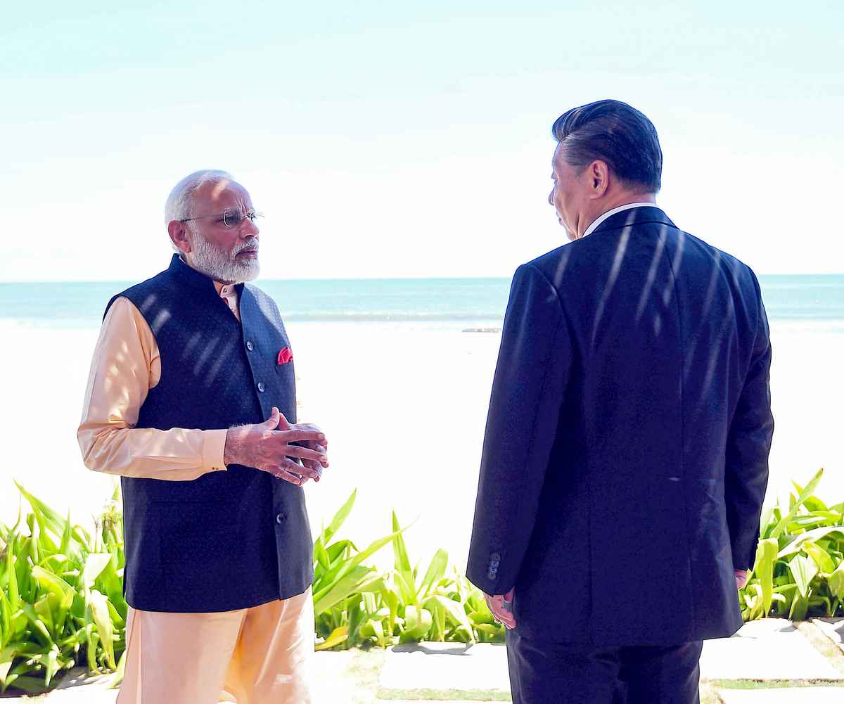 2023年8月24日，印度總理莫迪和中共領導人習近平在南非召開的金磚峰會期間會面。圖為2019年10月12日，印度總理莫迪（左）和中共領導人習近平在印度泰米拿德邦（Tamil Nadu）舉行的峰會期間互動。（Handout/PIB/AFP）
