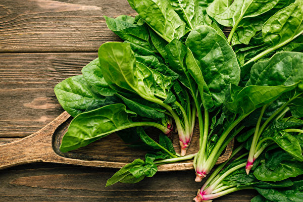 維他命A、β-紅蘿蔔素都建議從天然食物中攝取，例如菠菜。（Shutterstock）