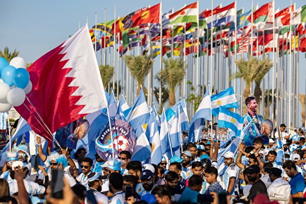 2022年11月20日，2022卡塔爾世界盃正式揭幕，比賽將歷時29天，進行64場較量，於12月18日進行決賽。參賽的32支球隊被分成8組，每組前兩名將晉級16強，進行淘汰賽。圖為世界盃開賽前，已經有大量球迷聚集在卡塔爾首都多哈市中心的街頭。（ODD ANDERSEN/AFP via Getty Images）