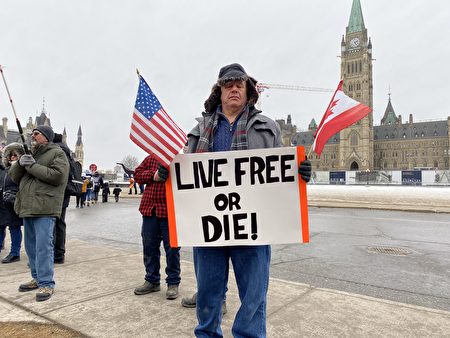 2月11日加拿大安大略省省長福特（Doug Ford）宣布進入緊急狀態，以結束渥太華和溫莎的卡車司機的抗議。但是，在渥太華國會山抗議的卡車司機和支持者們表示，「他們會留下來。」（梁耀／大紀元）