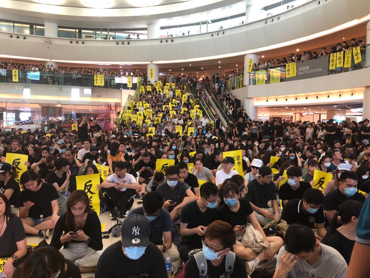 2019年8月5日，香港民間發起罷工、罷課、罷市活動。圖為沙田百步梯集會。（Juliana／大紀元）