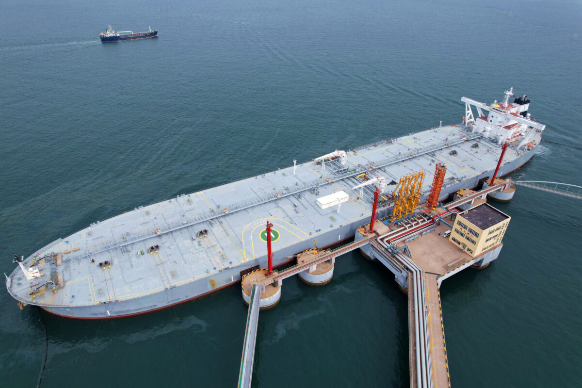 2022年5月9日，一艘油輪在中國山東省青島港卸下進口原油。（STR/AFP via Getty Images）