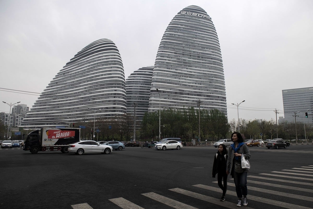 SOHO中國擬以80億美元出售中國的辦公大樓，首批交易已展開。圖為SOHO中國旗下的望京SOHO，是集寫字樓、商舖於一體的建築綜合體。（NICOLAS ASFOURI/AFP/Getty Images）