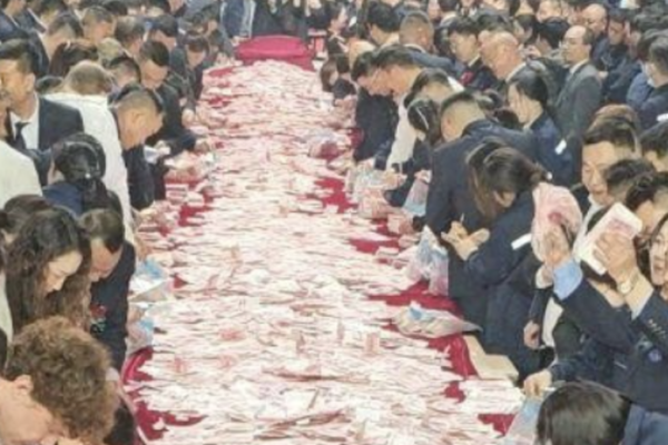 河南一企業年會6千萬現金鋪桌面 任員工領取