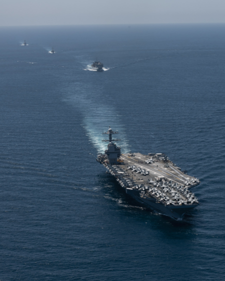2025年7月17日,世界上最大的航空母艦美國航空母艦福特號 (CVN 78)、西班牙海軍聖瑪利亞級護衛艦ESPS Canarias(F86)、快速作戰支援艦USNS Supply(T-AOE 6)、阿利·伯克級導彈驅逐艦美國丘吉爾號(M-AOE 6)一起穿越直布羅陀海峽。(U.S. Navy photo by Mass Communication Specialist 2nd Class Jacob Mattingly)