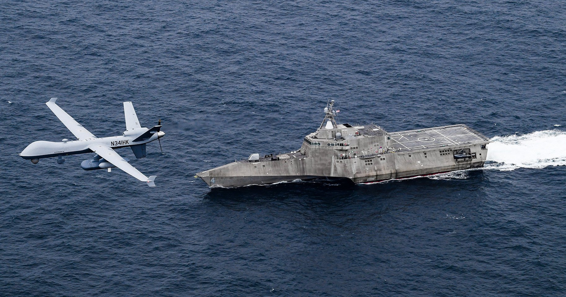 4月21日，美軍MQ-9無人機與濱海戰鬥艦科羅納多號（LCS 4）在太平洋演練。（美國海軍）