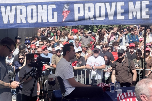 圖為2025年9月10日,查理‧柯克在猶他州猶他谷大學活動上講話。(Amy King/UGC/AFP)