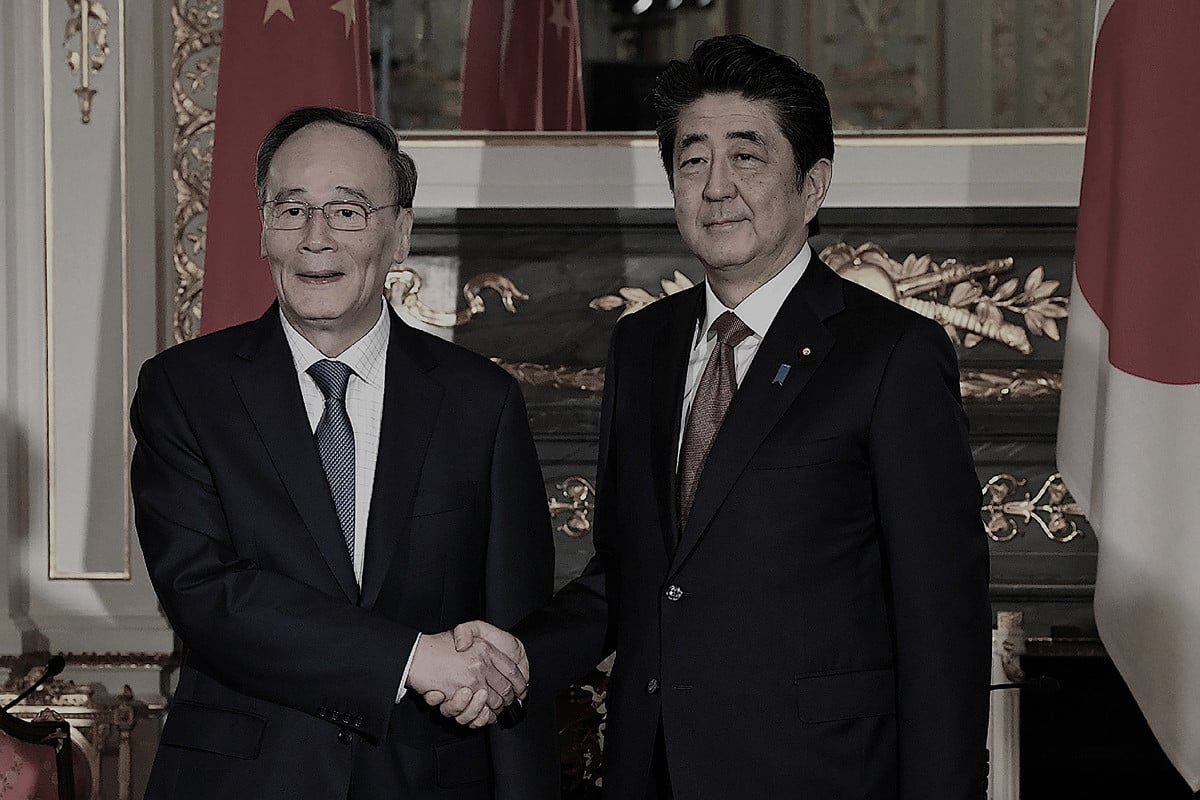 圖為10月23日，日本首相安倍晉三與到訪的中共副主席王岐山會談。（JIJI PRESS/AFP via Getty Images）