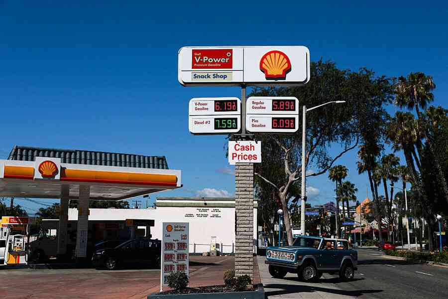 美國汽油價格有望跌至每加侖三美元