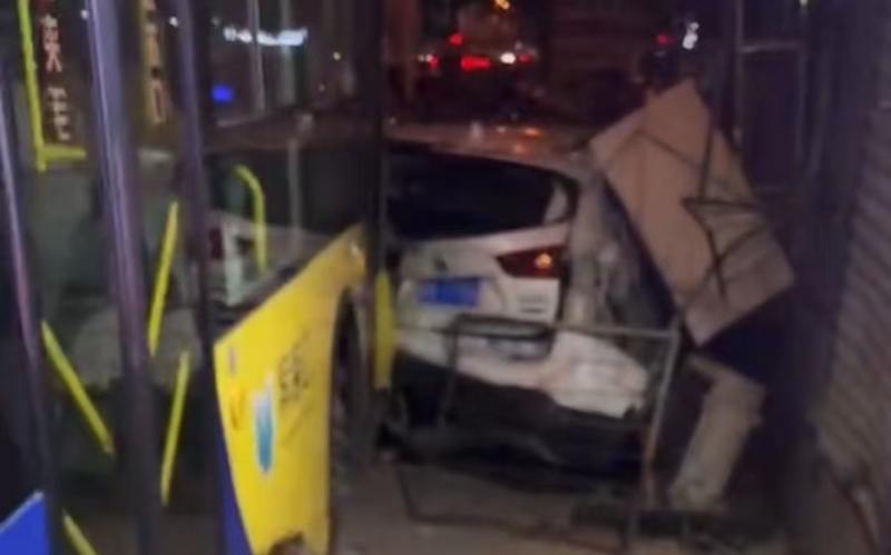 天津巴士司機身體突發不適 車輛失控致1死8傷