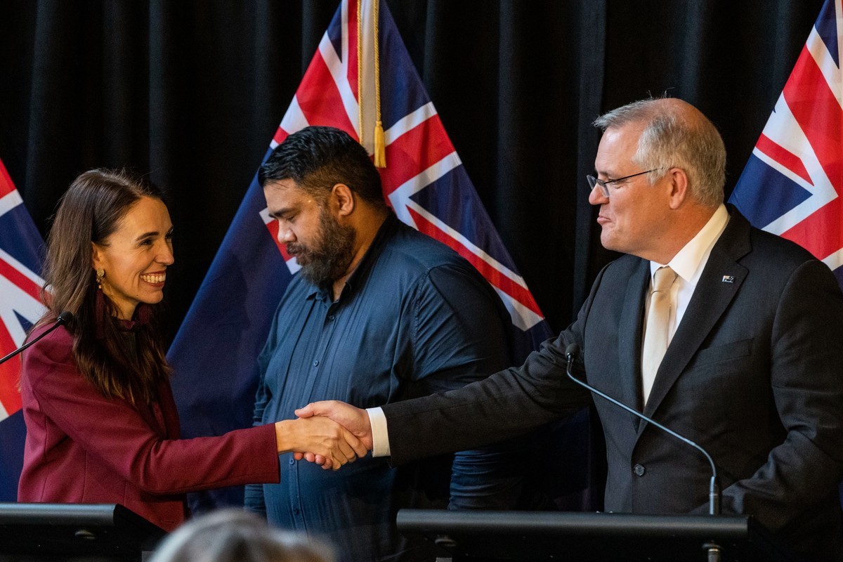   5月31日，正在紐西蘭訪問的澳洲總理莫里森（Scott Morrison）與紐西蘭總理阿德恩（Jacinda Ardern）握手。（James Allan/Getty Images）