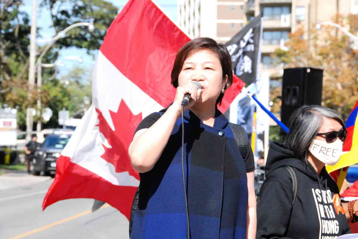 10月1日，港加聯會長馮玉蘭在中領館前譴責中共獨裁暴政。（伊鈴／大紀元）