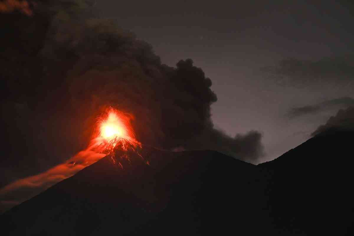 2026年8月4日凌晨，危地馬拉的活火山富埃戈火山持續噴發，火山口噴出的熔岩噴泉高達約200至300米。（Johan Ordonez/AFP via Getty Images）