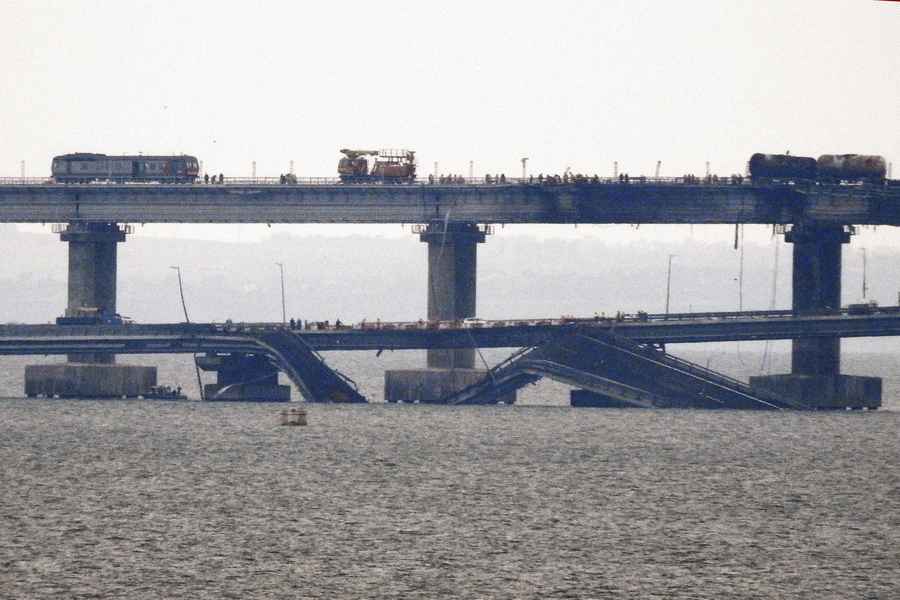 克里米亞大橋爆炸隔天 通行車輛大排長龍（多圖）