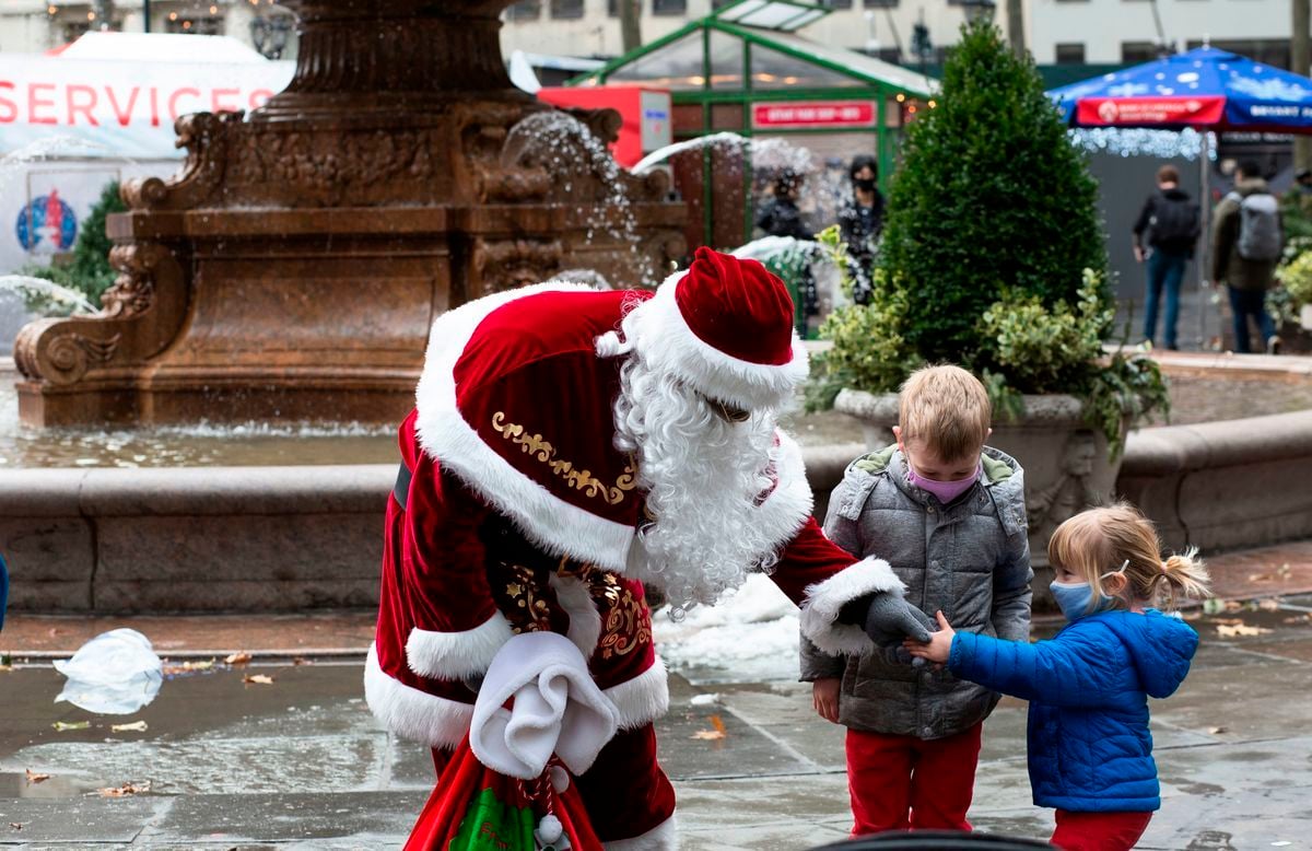 2021年12月24日，聖誕老人在紐約市為孩子們分發糖果。（Kena Betancur/AFP via Getty Images）