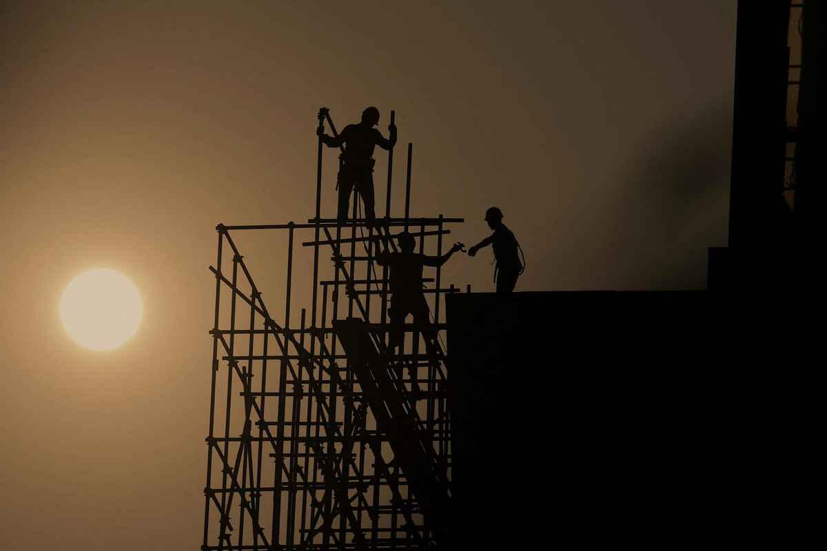 2022年9月12日，中國北京的一處建築工地，工人正在腳手架上。（NOEL CELIS/AFP via Getty Images）