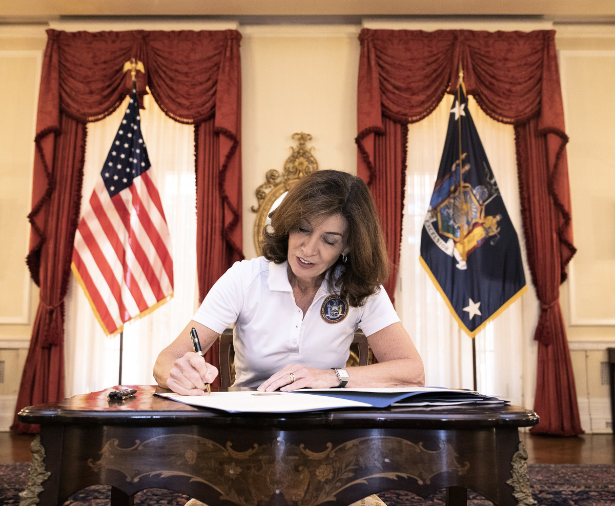 圖為紐約州長霍赫爾（Kathy Hochul）在簽署法案。（Mike Groll/Office of Governor Kathy Hochul）