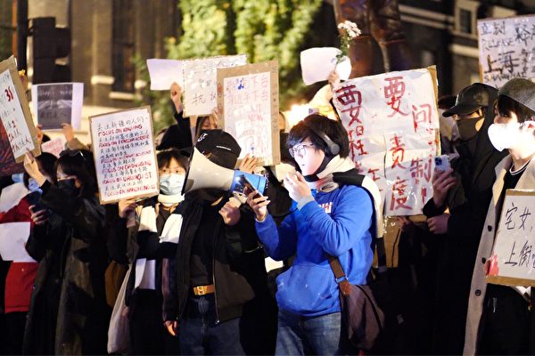 11月27日晚，大批中國留學生趕到中共駐英國倫敦大使館對面，抗議中共的「清零」苛政。（圖片來源：Steven Leung）