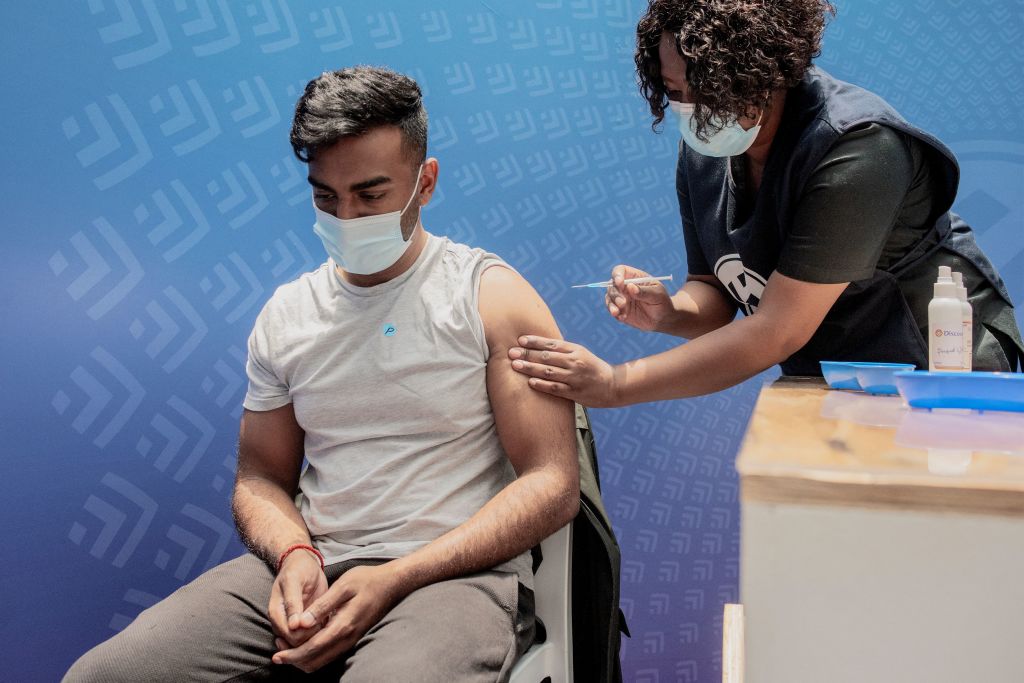 南非的COVID-19新增病例最近幾天顯著下降。圖為2021年12月15日，在約翰內斯堡（Johannesburg），一名男子正在接種輝瑞疫苗。(LUCA SOLA/AFP via Getty Images)
