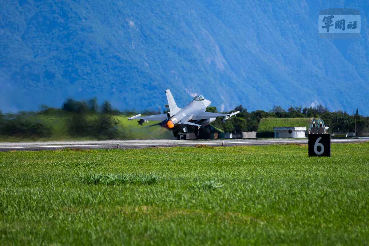 2022年8月7日上午，台灣空軍第五戰術混合聯隊F-16V戰機一批2架次，在接獲命令後，從花蓮基地緊急起飛執行空中巡弋任務。（圖／軍聞社提供）