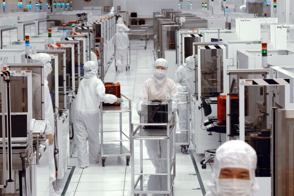 中國有兩大動態隨機存取存儲器（DRAM）晶片的技術研發企業，背後都有前美光技術和工程人員參與，同時也都與台灣的晶片代工企業有關。（AFP）