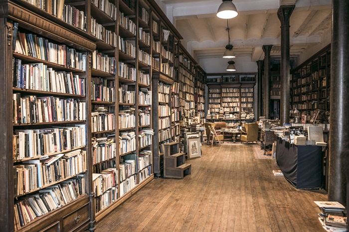 十八世紀教堂內的英國二手書店
