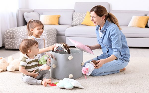 家長不妨融入「玩」的元素，與孩子共玩樂，然後在過程中下達指令，讓孩子樂意收拾玩具。（Shutterstock）