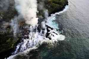 【圖輯】留尼汪島火山熔岩奔流入海 蔚為壯觀