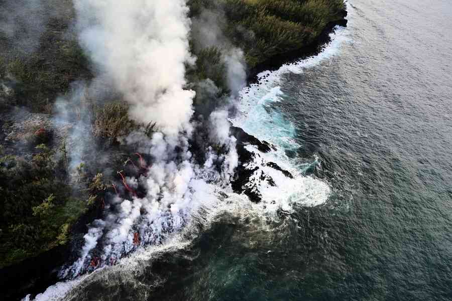 【圖輯】留尼汪島火山熔岩奔流入海 蔚為壯觀