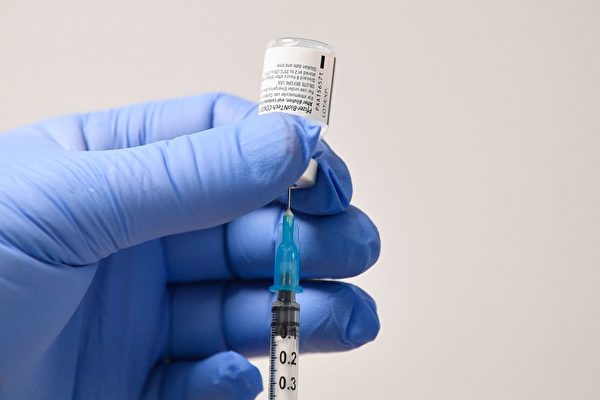 有專家分析數據後發現，感染COVID-19康復後，有近似接種疫苗的保護力。應享有同樣的權利與待遇。（JUSTIN TALLIS/AFP via Getty Images）
