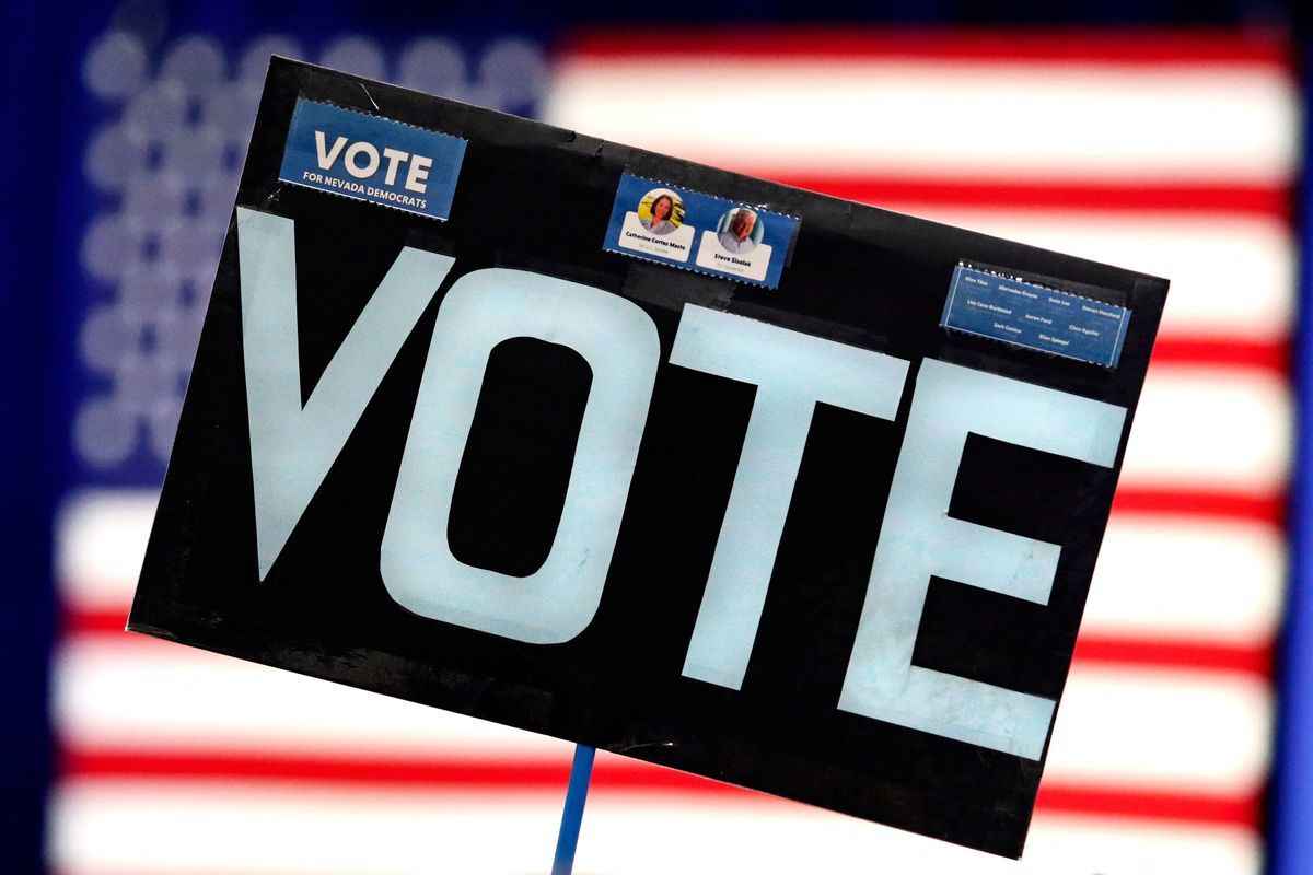 在2022年11月1日，在內華達州拉斯維加斯舉行的美國中期選舉之前，內華達州州長史蒂夫·西索拉克（Steve Sisolak）和美國參議員凱瑟琳·科爾特斯·馬斯託（Catherine Cortez Masto）競選活動中，一位與會者的標語上寫著「投票」。（Ronda Churchill/AFP via Getty Images）