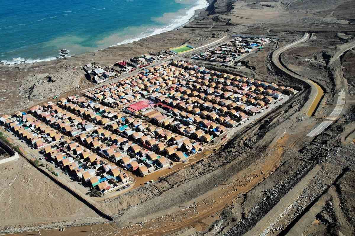 2026年8月19日，智利安托法加斯塔大區（Antofagasta）沿海城市托科皮亞（Tocopilla）因極端暴雨引發嚴重的泥石流災情，大量泥漿衝進街道與住宅區。（Jorge Perez/AFP via Getty Images）