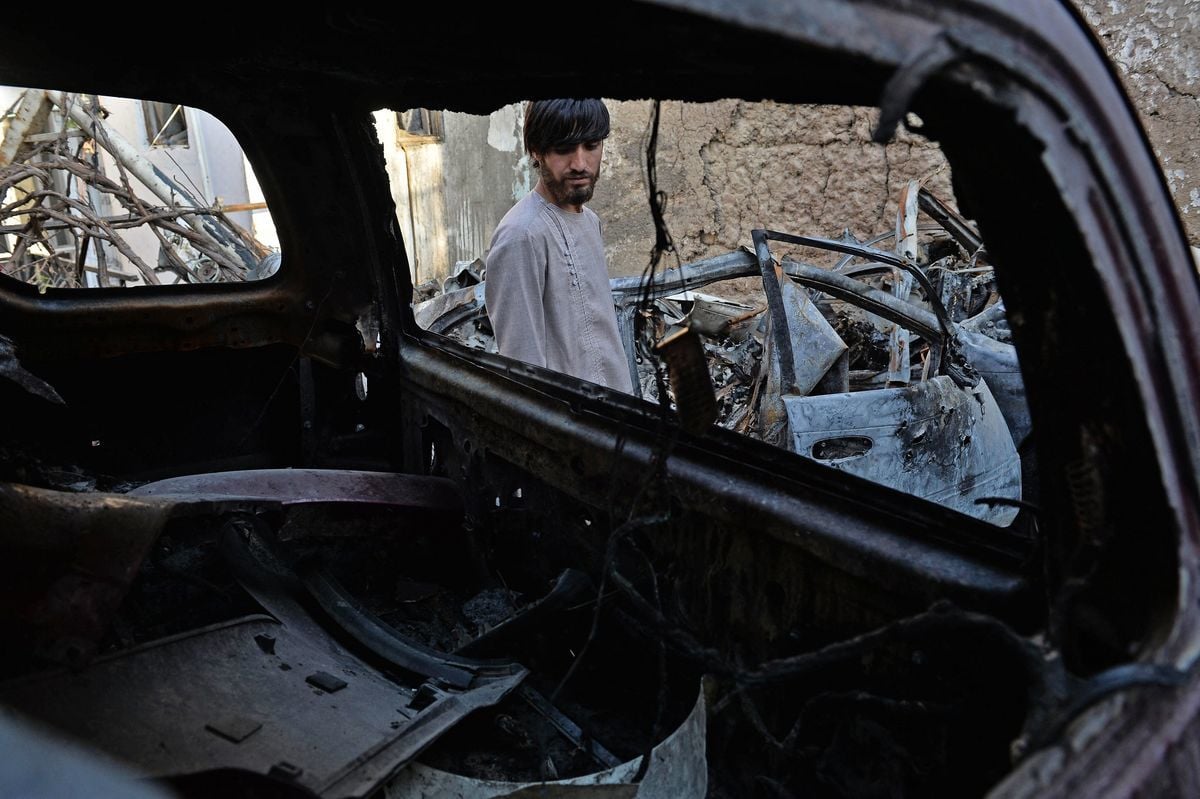 2021年9月18日，美國無人機在喀布爾的克瓦加布賈區（Kwaja Burga）附近發動襲擊，一輛汽車受損。照片中顯示的是車主澤米萊．阿赫馬迪（Ezmarai Ahmadi）的親屬。（HOSHANG HASHIMI/AFP via Getty Images）