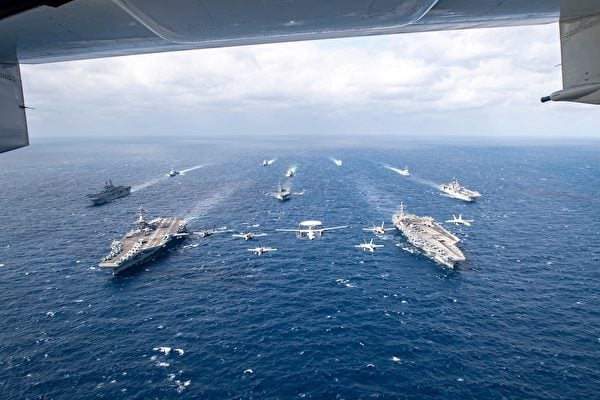 2022年1月22日，美國海軍雙航母艦隊、兩艘兩棲攻擊艦和日本海上自衛隊的直升機驅逐艦在菲律賓海進行大規模演練。（美國海軍）