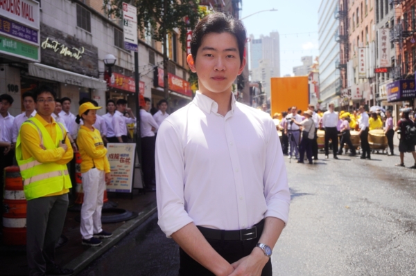 2025年7月20日,大紐約地區數千名法輪功學員在曼哈頓中國城舉行「停止迫害法輪功」大遊行。數百名神韻藝術家及工作人員組成方陣也加入到遊行隊列。圖為神韻主要領舞演員郭新宇接受媒體採訪。(Mark Zou/大紀元)