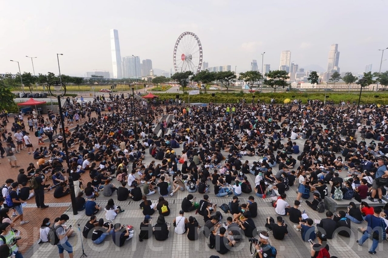 8月22日，香港中學生在中環愛丁堡廣場舉辦「反修訂條例」集會活動。（宋碧龍／大紀元）