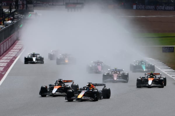 2025年7月6日,F1英國站在銀石賽道(Silverstone Circuit)進行。麥拿侖包攬了冠亞軍。圖為比賽正式開始後,杆位發車的紅牛車手韋斯達賓(Max Verstappen)守住自己的位置,率先進入第一個彎道瞬間。(Mark Thompson/Getty Images)