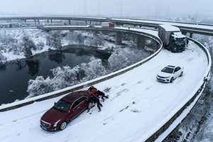 雨雪持續數日 武漢高速路仍有車輛擁堵（多圖）